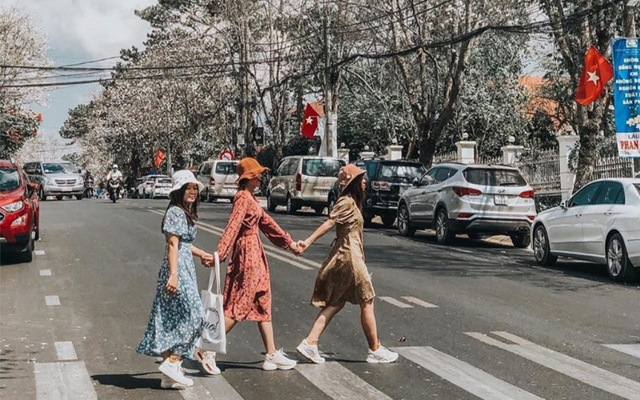 Cách tạo dáng vừa đi vừa chụp tuyệt đẹp