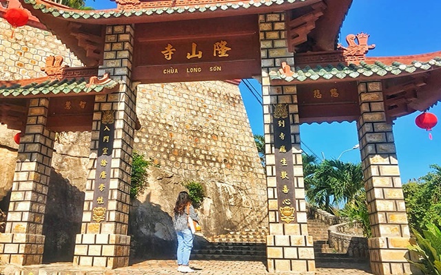 Kinh nghiệm khám phá chùa Long Sơn Núi Sam nổi tiếng bậc nhất An Giang