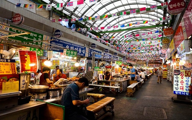 Trải nghiệm mua sắm tại chợ Dongdaemun – khu chợ sầm uất bậc nhất Seoul