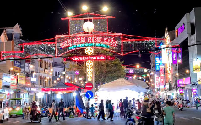 Chợ đêm Bến Ninh Kiều