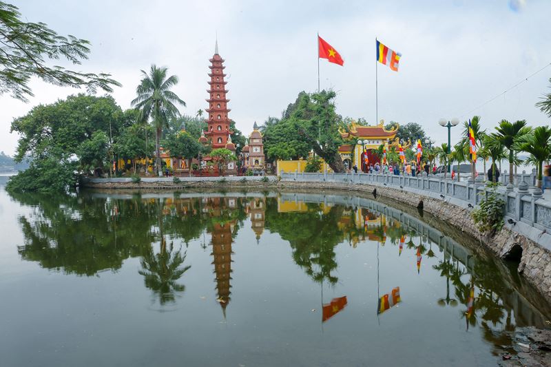 Top 10 điểm đến khám phá du lịch mùa thu Hà Nội hấp dẫn nhất Chua-tran-quoc-ho-tay-ha-noi(1)