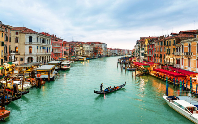 Đắm chìm trong vẻ đẹp cổ kính của kênh đào Grand Canal Venice tại Ý 