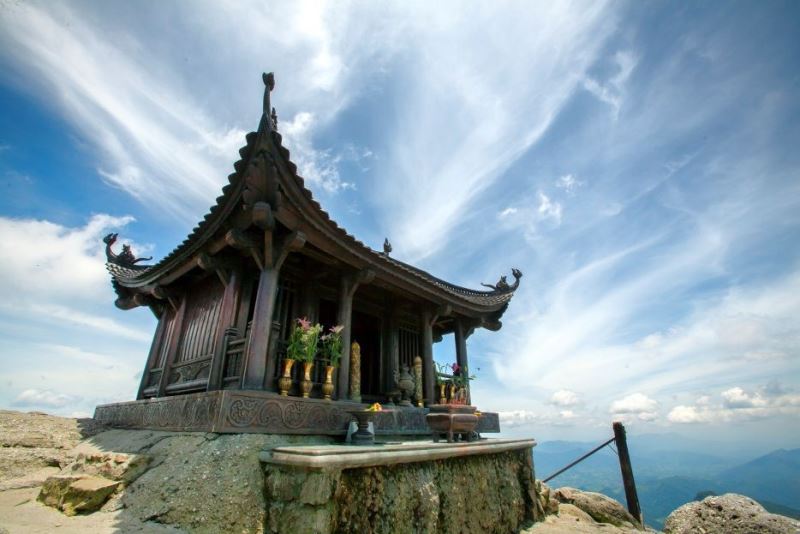 Top 10 địa điểm du lịch Vịnh Hạ Long hấp dẫn nhất bạn đã biết Danh-thang-yen-tu-vinh-ha-long(2)