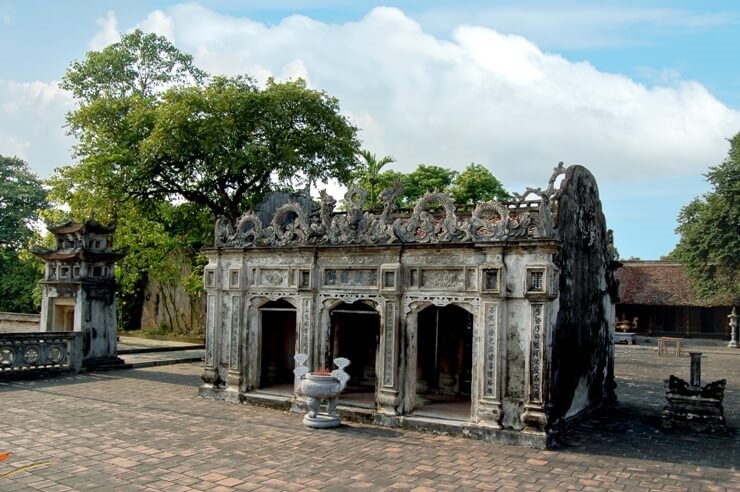 Khung cảnh xung quanh đền thờ Thánh Nguyễn