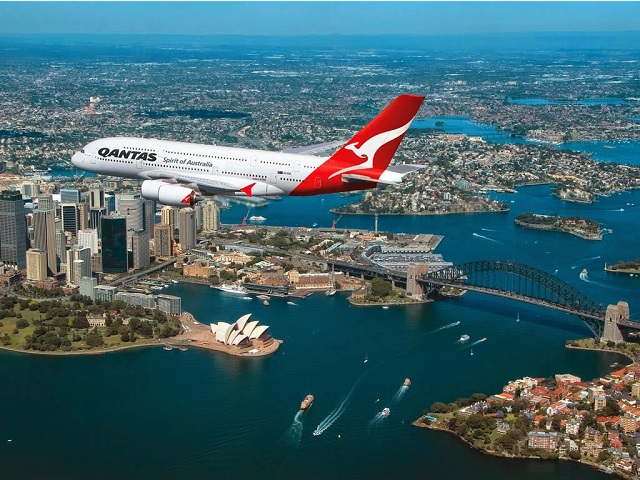 Di chuyển bằng máy bay trong nội địa Úc giúp khách du lịch tiết kiệm thời gian