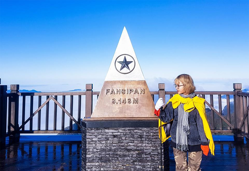 Chinh phục đỉnh núi Fansipan là một trong những trải nghiệm mà bạn nên thử khi đi du lịch Sapa