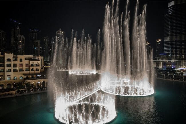  The Dubai Fountain thu hút hàng ngàn khách du lịch Dubai