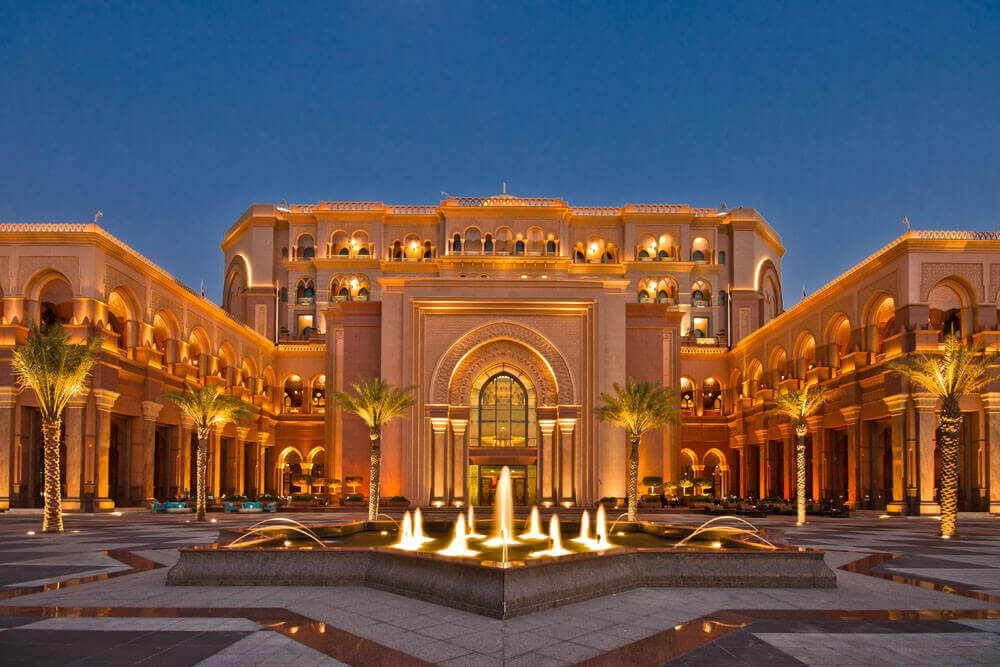Du lịch Dubai - Khách sạn Emirates Palace với bãi biển riêng cho du khách thư giãn