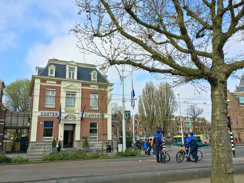 Đột nhập xưởng chế tác kim cương Coster Diamonds Hà Lan