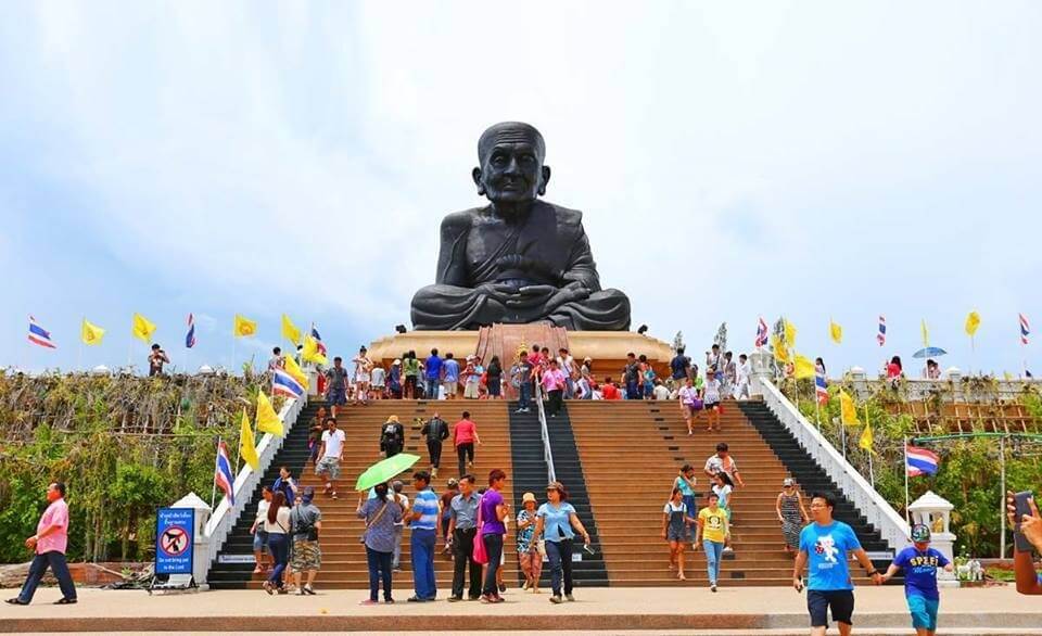 Du lịch Thái Lan ghé thăm đền Huay Mongkol