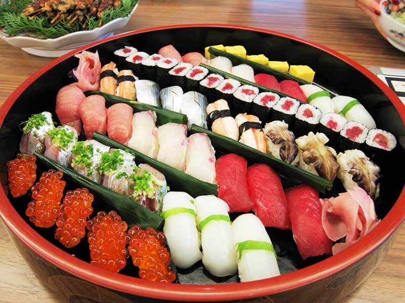 Sushi Nhật Bản là món ăn không thể bỏ qua khi du lịch các nước châu Á