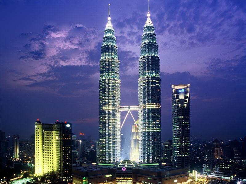 Tòa tháp đôi Petronas - điểm du lịch Châu Á nổi tiếng có 1-0-2