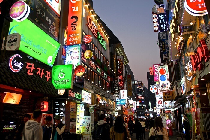 Khách du lịch Hàn Quốc có thể ghé đến những thiên đường mua sắm ở Myeongdong-gil