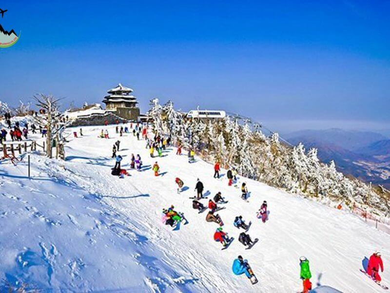 Vào mùa Xuân, khách du lịch Nhật Bản còn được trượt tuyết ngoài trời