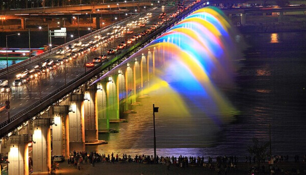 Khách du lịch Hàn Quốc không thể bỏ qua nét quyến rũ của sông Hàn vào buổi tối