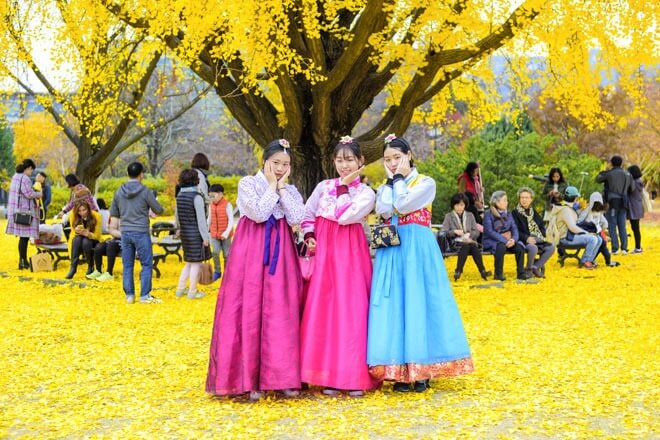 Du lịch Hàn Quốc mùa thu - mặc hanbok chụp ảnh