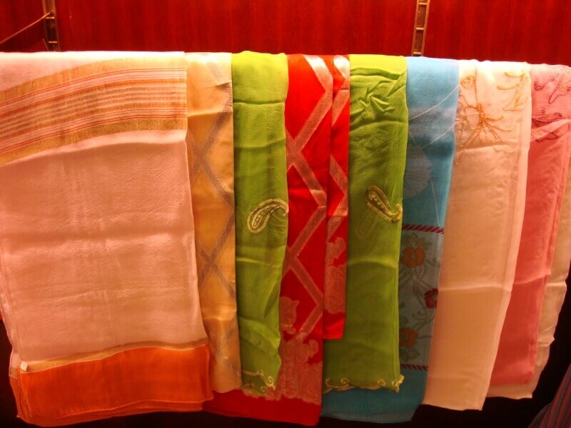 Các loại vải dệt truyền thống cũng là món quà mà nhiều khách du lịch Indonesia chọn mua