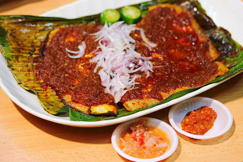 Cá đuối nướng sambal tạo nên điểm nhấn cho ẩm thực Singapore
