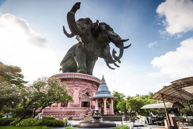 Du khách đi du lịch Thái Lan cũng có dịp chiêm ngưỡng nhiều hiện vật lịch sử ở Erawan Museum