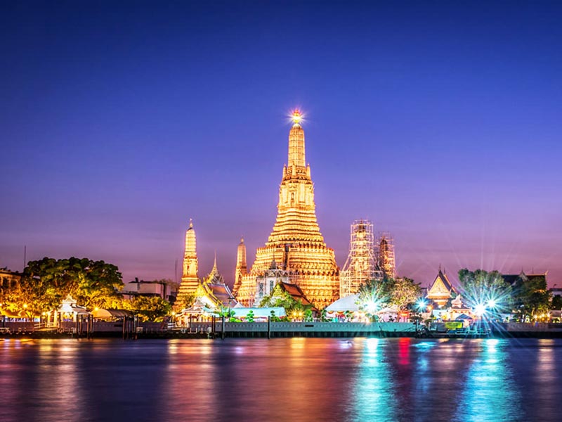Wat Arun vào buổi tối vừa lung linh, mờ ảo, vừa linh thiêng, tôn nghiêm trong chuyến du lịch Thái Lan