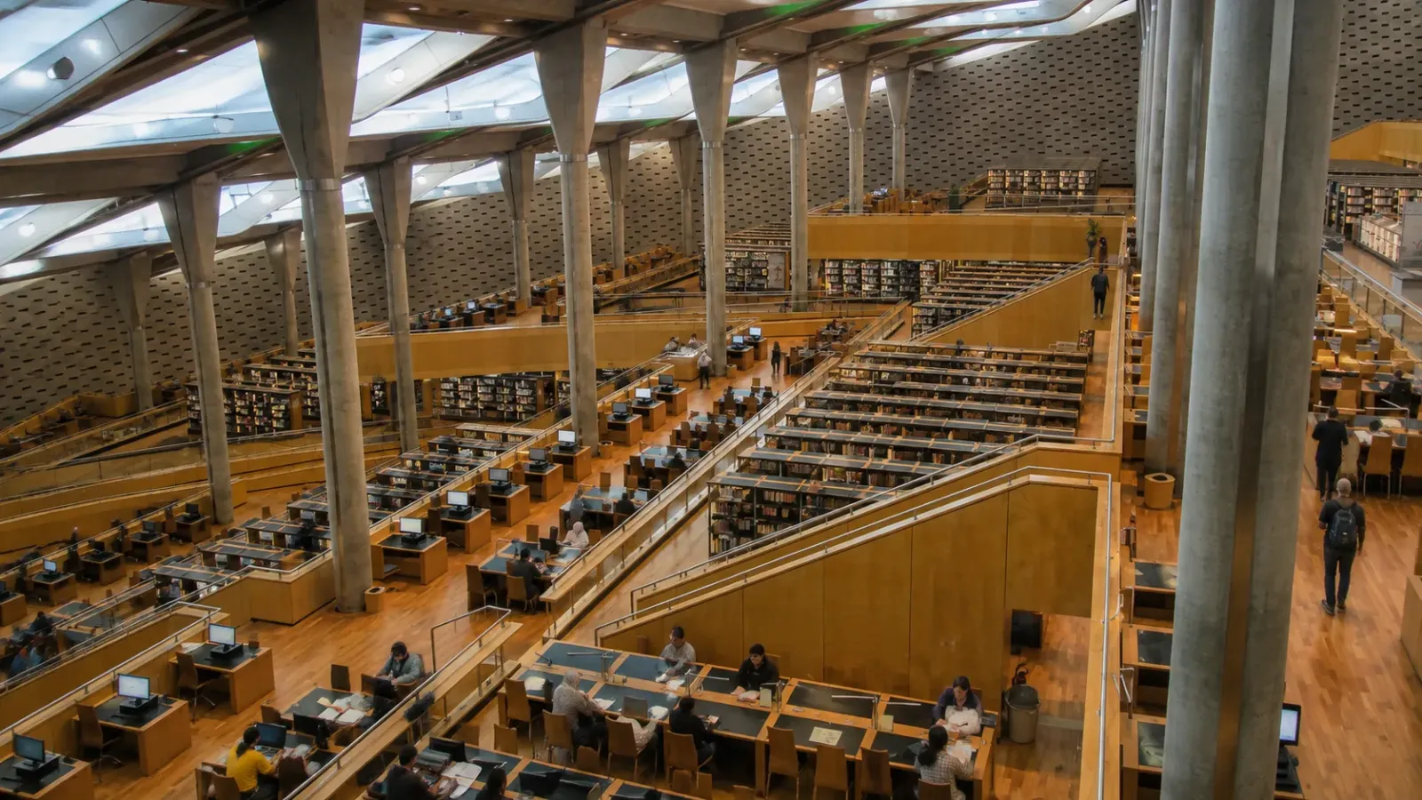 Không gian bên trong Bibliotheca Alexandrina tại thành phố Alexandrina Ai Cập