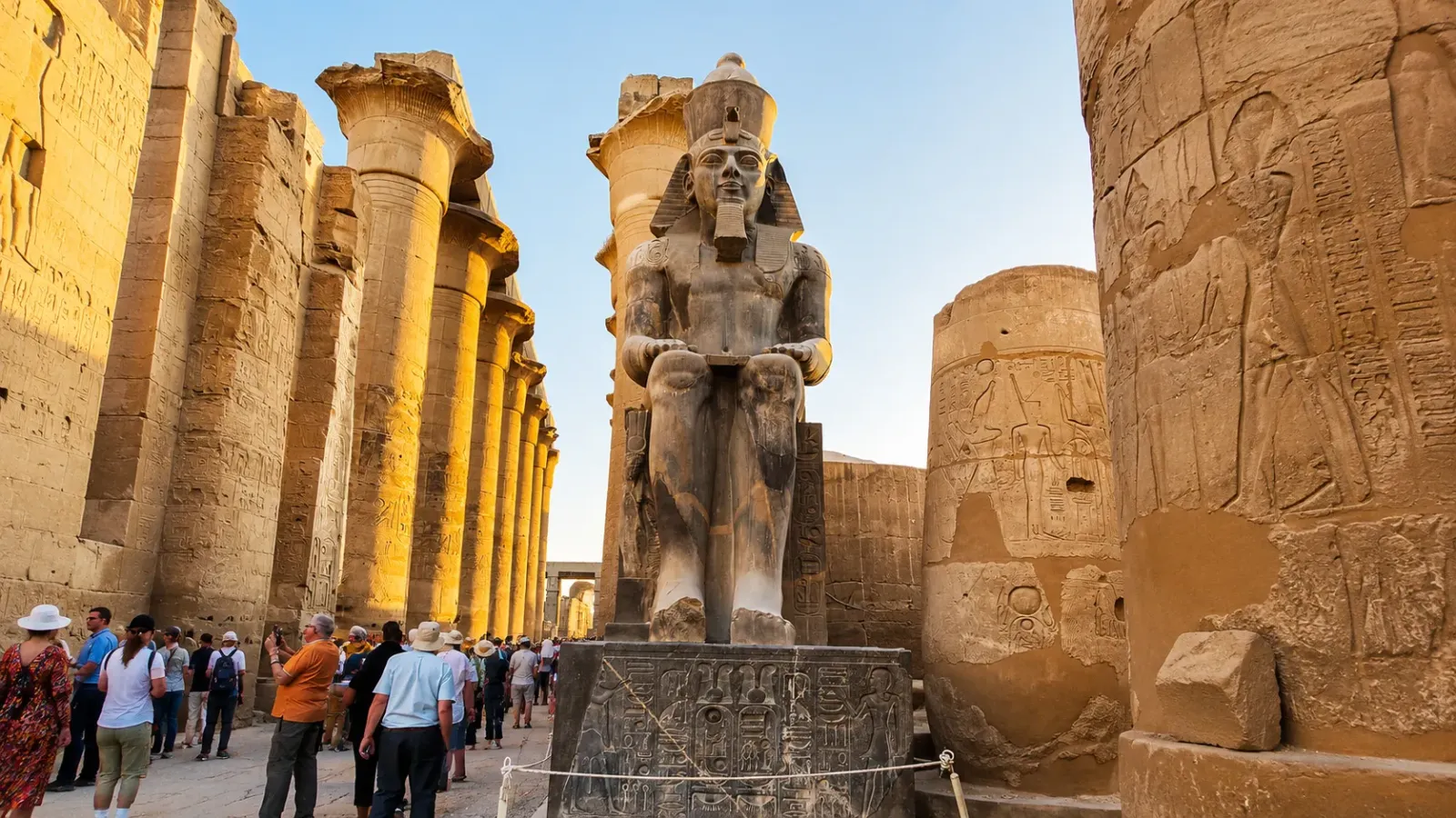 Tượng Pharaoh và kiến trúc cổ tại quần thể đền Karnak ở Luxor Ai Cập