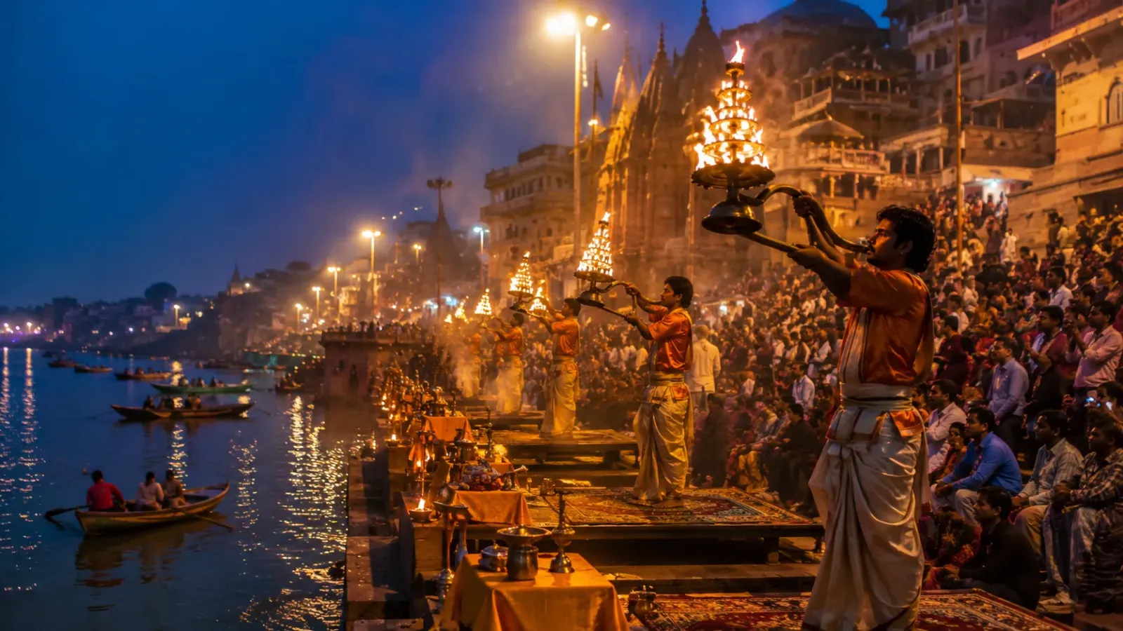 Nghi lễ Ganga Aarti bên sông Hằng tại Varanasi