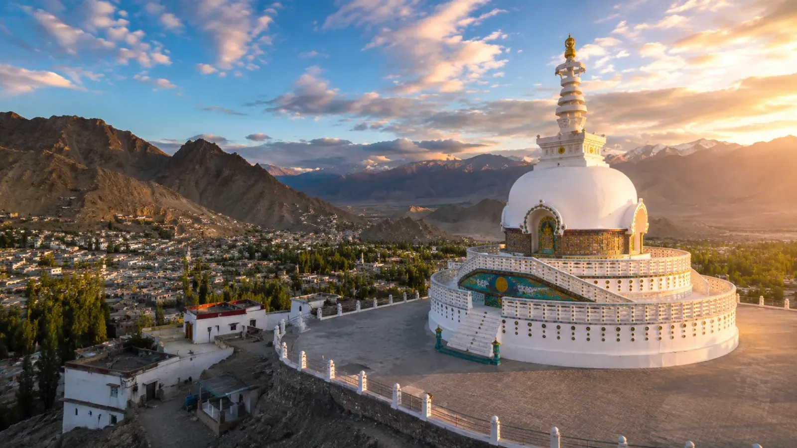Shanti Stupa trên đồi cao tại Leh Ladakh