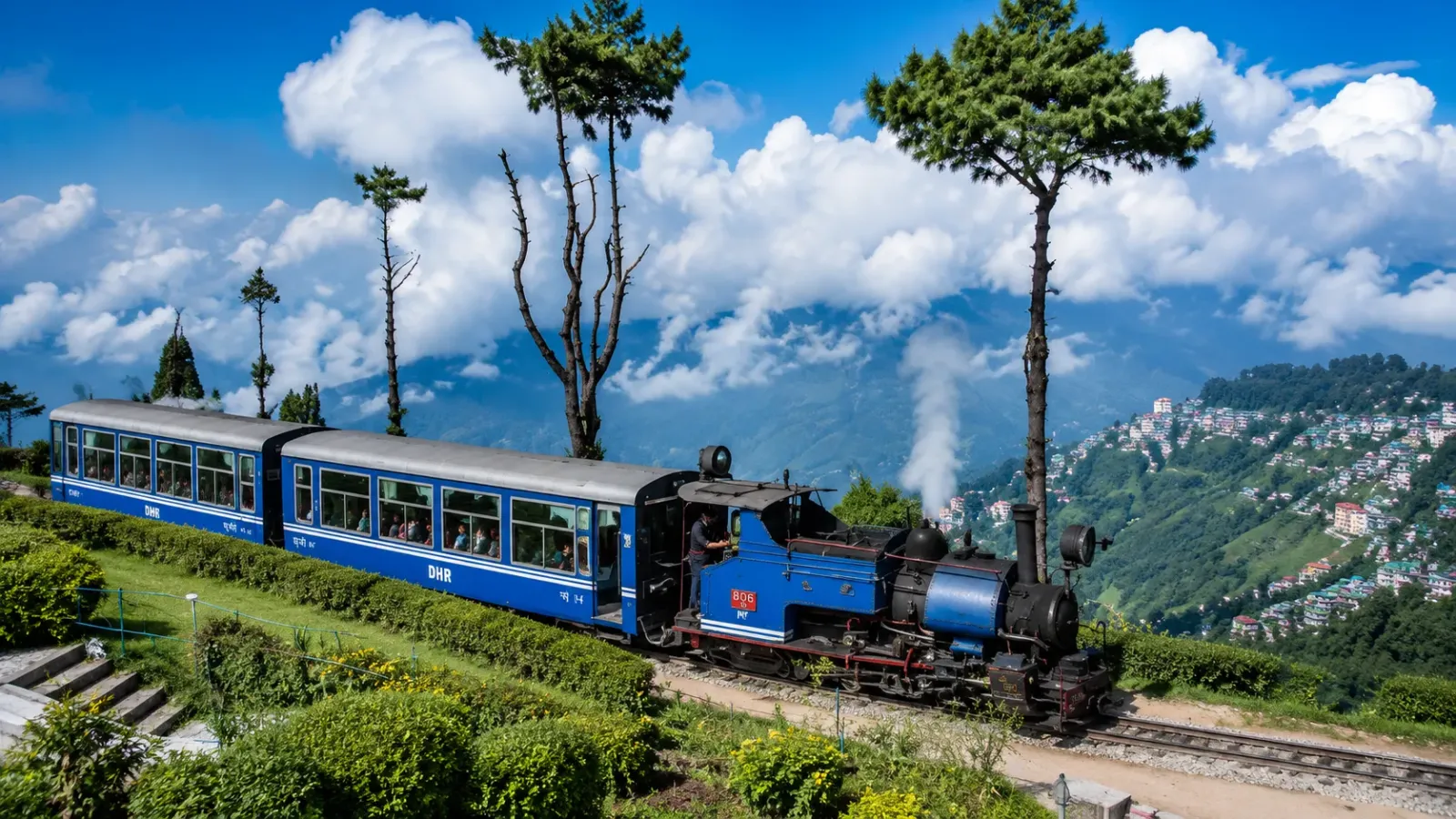 Tàu Darjeeling Himalayan Railway tại vùng núi Darjeeling