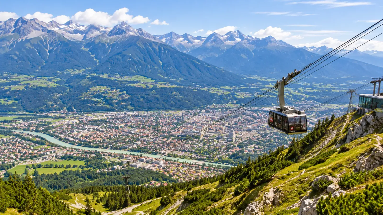 Toàn cảnh thành phố Innsbruck nhìn từ khu vực Nordkette