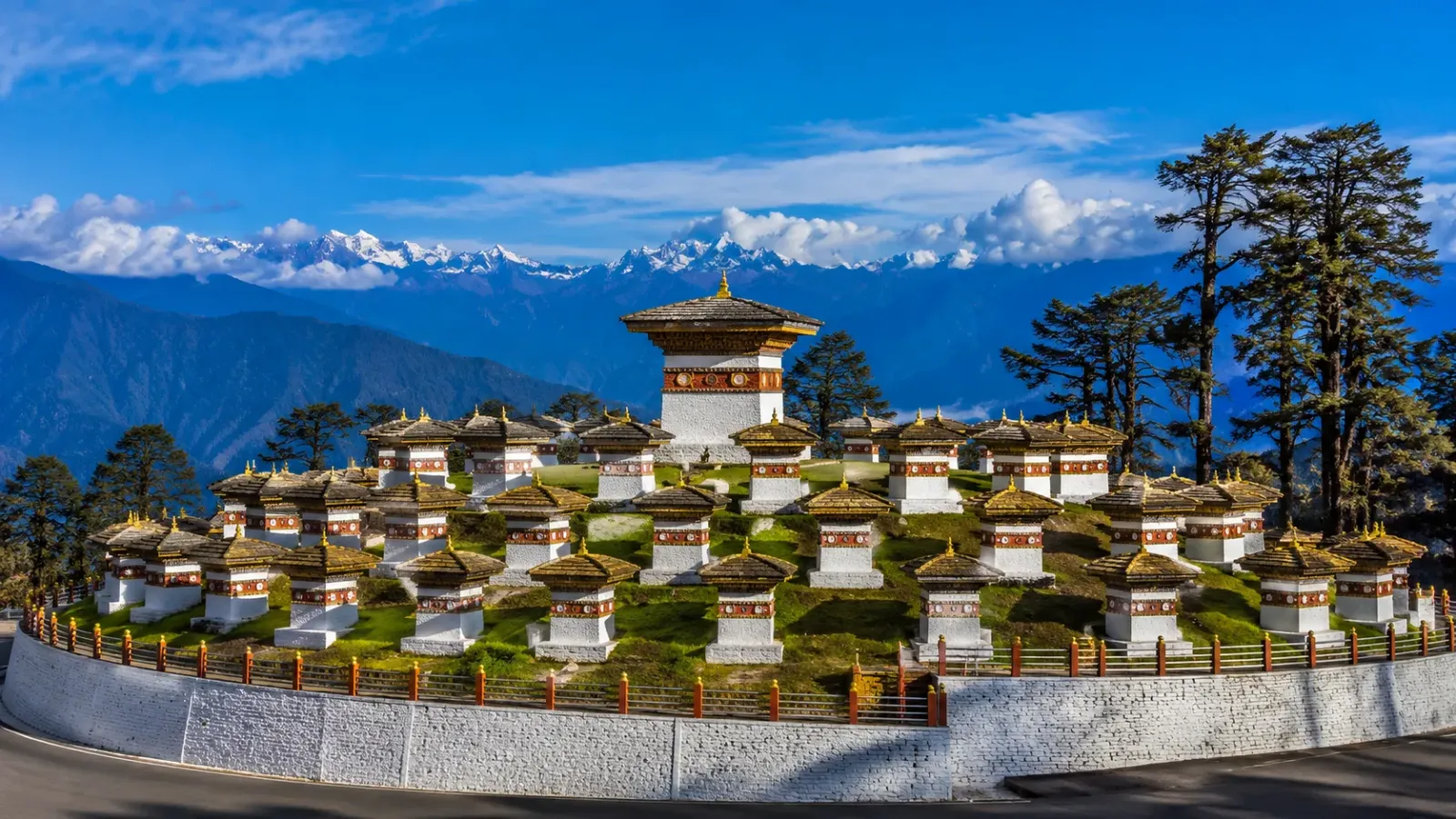 108 bảo tháp Druk Wangyal tại đèo Dochula Bhutan giữa núi Himalaya