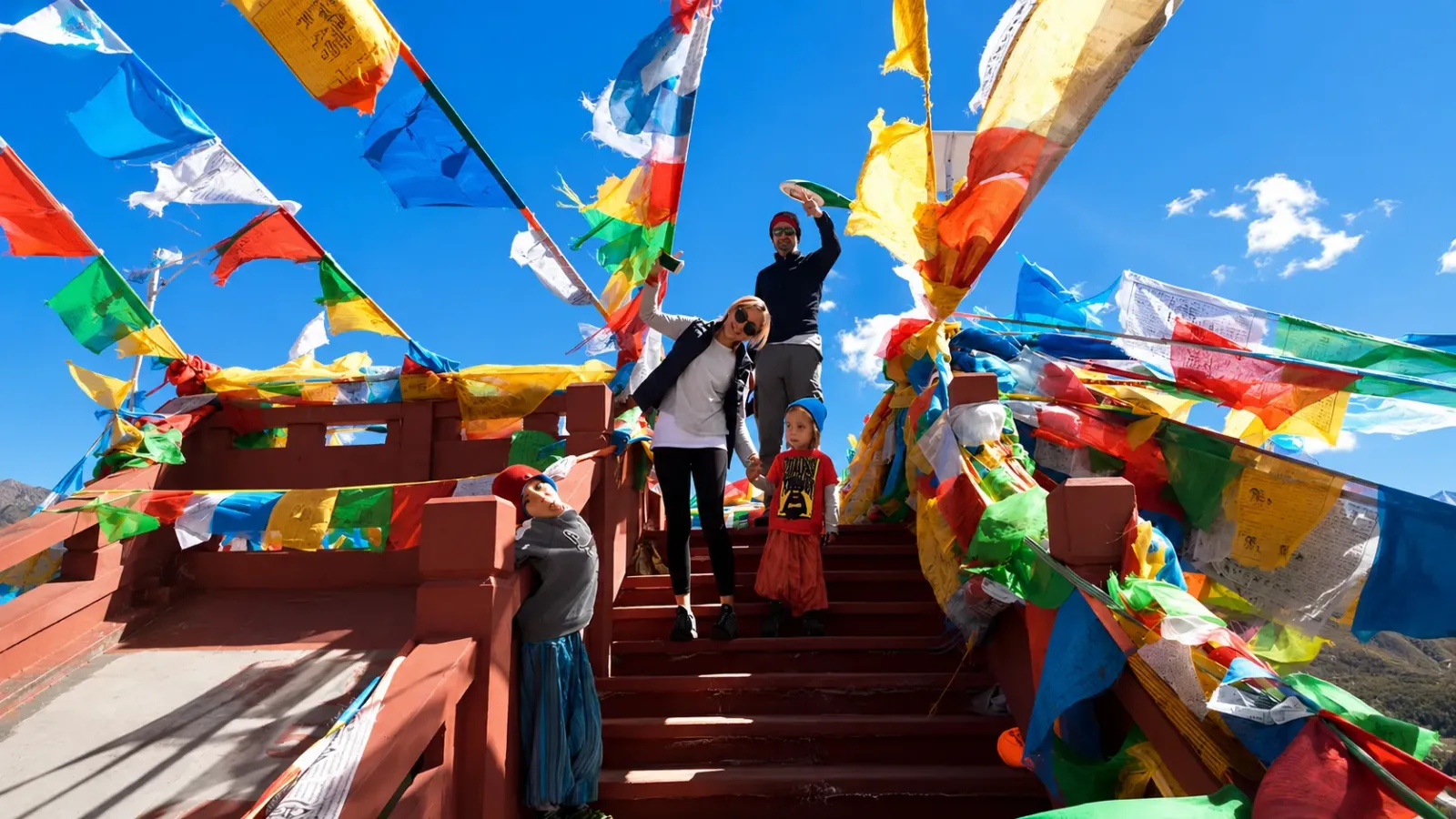 Du khách tham quan Bhutan giữa cảnh núi và cờ cầu nguyện