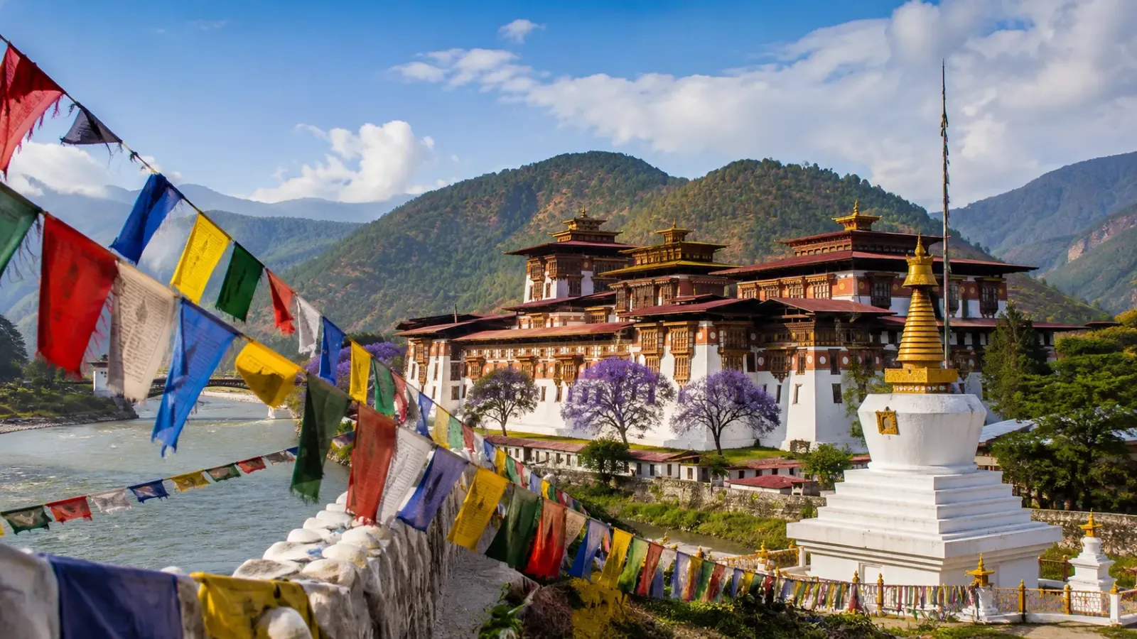 Kiến trúc Dzong và cờ cầu nguyện trong văn hóa Bhutan