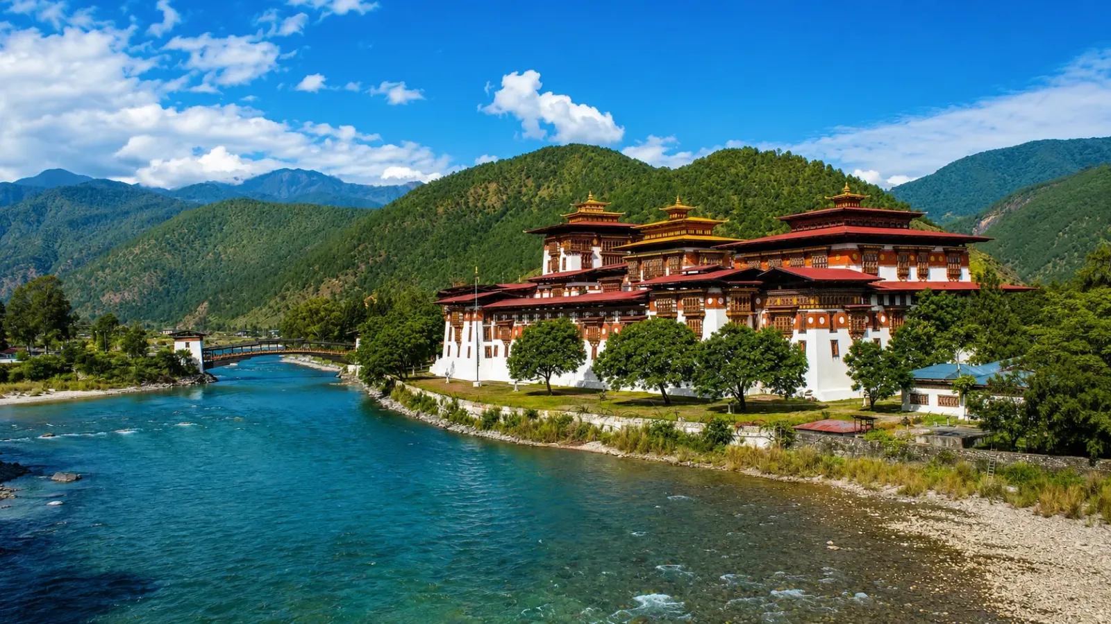 Punakha Dzong nằm tại hợp lưu sông Pho Chhu và Mo Chhu ở Bhutan