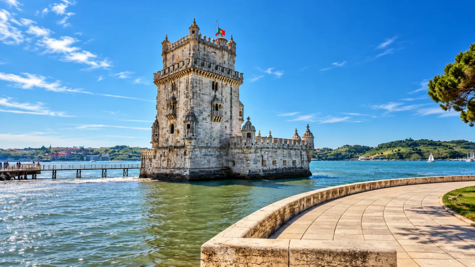 Tháp Belém bên sông Tagus tại Lisbon