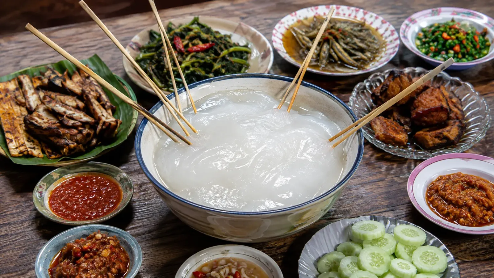 Ambuyat món ăn truyền thống Brunei dùng cùng candas và các loại sốt cacah