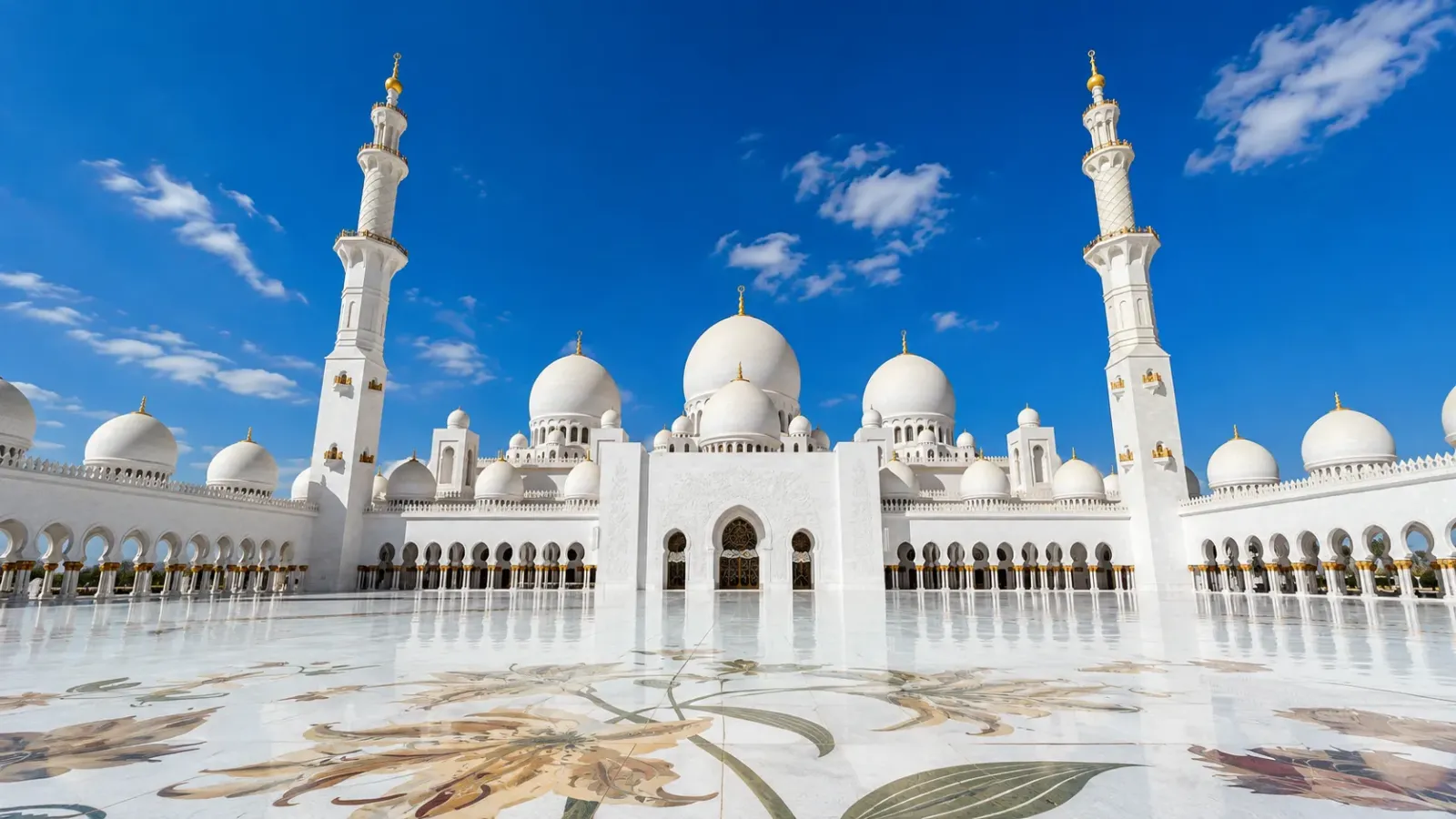 Sheikh Zayed Grand Mosque là một trong những công trình văn hóa và tôn giao tiêu biểu tại Abu Dhabi