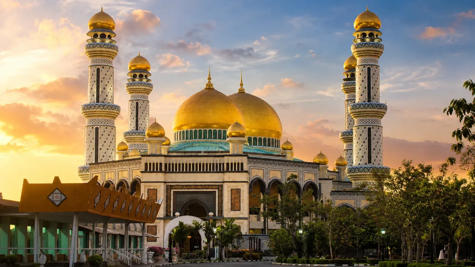 Thánh đường Jame Asr Hassanil Bolkiah với các mái vòm vàng tại Brunei