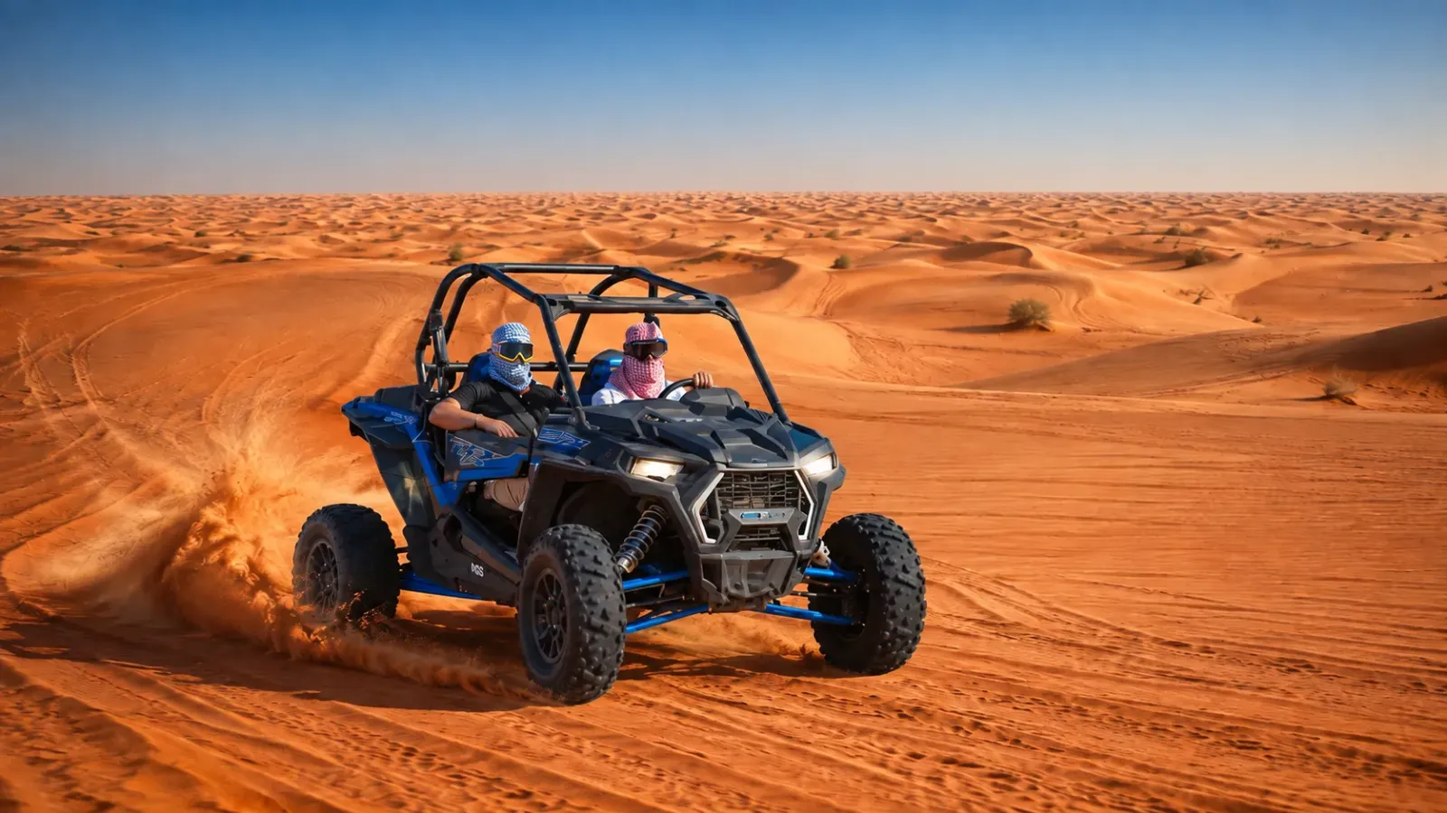 Xe địa hình chạy trên những cồn cát trong chương trình safari sa mạc Dubai