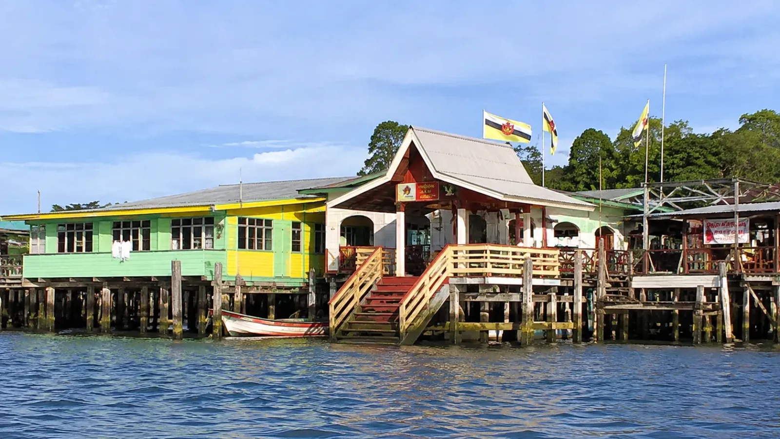 Nhà sàn tại làng nổi Kampong Ayer bên sông Brunei