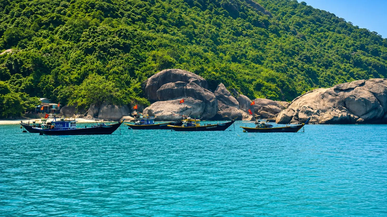 Cảnh biển xanh và tàu thuyền tại Cù Lao Chàm, TP. Đà Nẵng