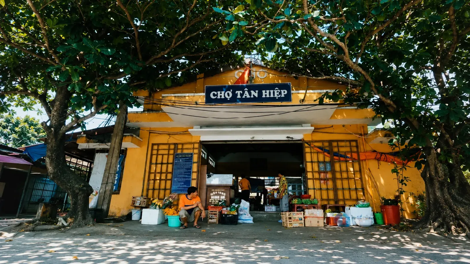 Chợ Tân Hiệp tại Cù Lao Chàm với du khách và các gian hàng địa phương