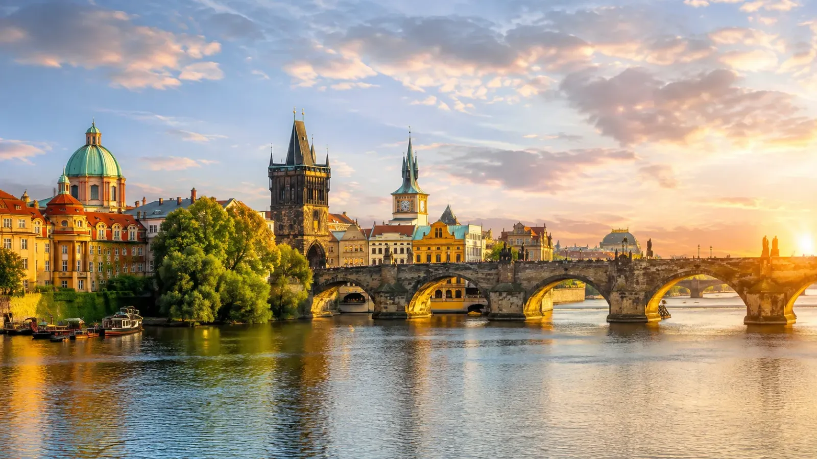 Cầu Charles bắc qua sông Vltava tại thủ đô Praha Séc