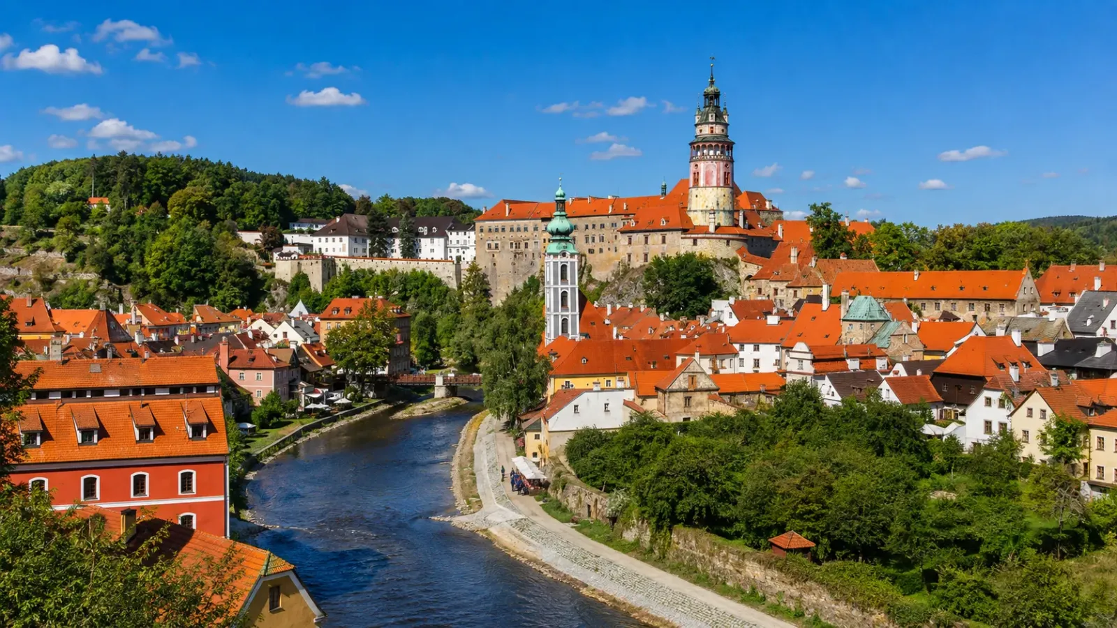 Phố cổ và lâu đài Ceský Krumlov bên dòng sông Vlava tại Séc