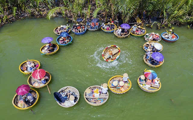 Du lịch Đà Nẵng: Thuê thuyền thúng rừng dừa Bảy Mẫu giá rẻ