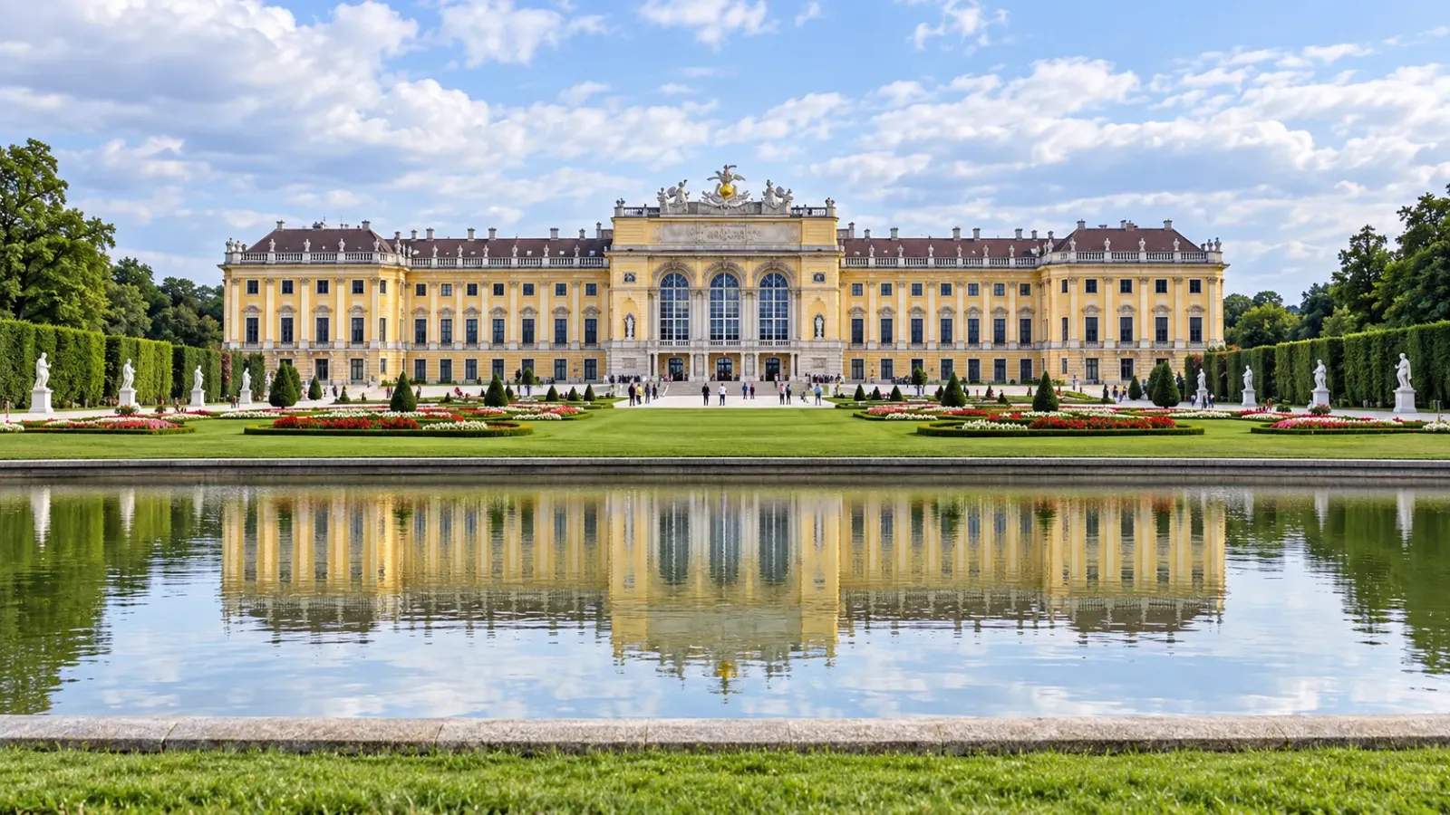 Cung điện Schönbrunn với khu vườn phía trước tại Vienna