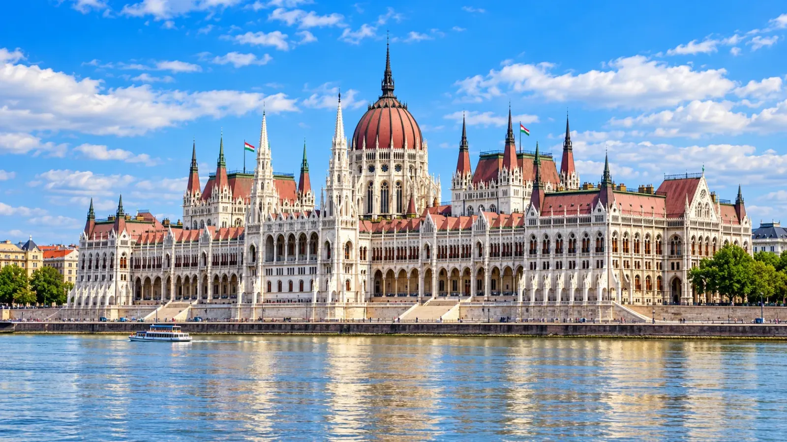 Tòa nhà Quốc hội Hungary bên sông Danube tại Budapest