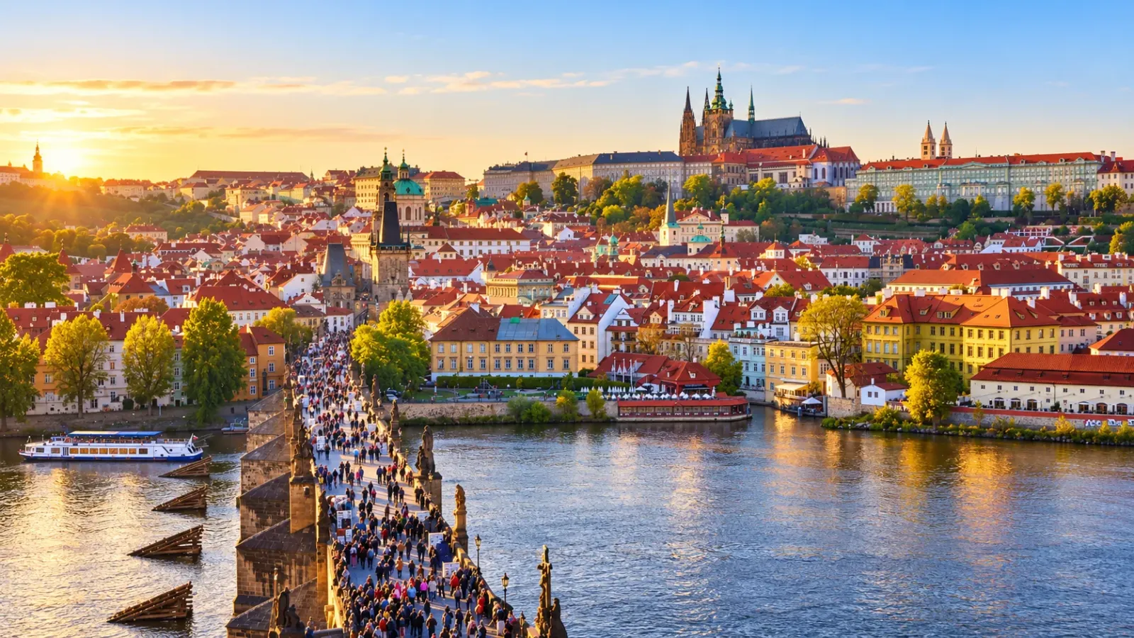 Toàn cảnh Prague với những mái nhà cổ bên sông Vltava