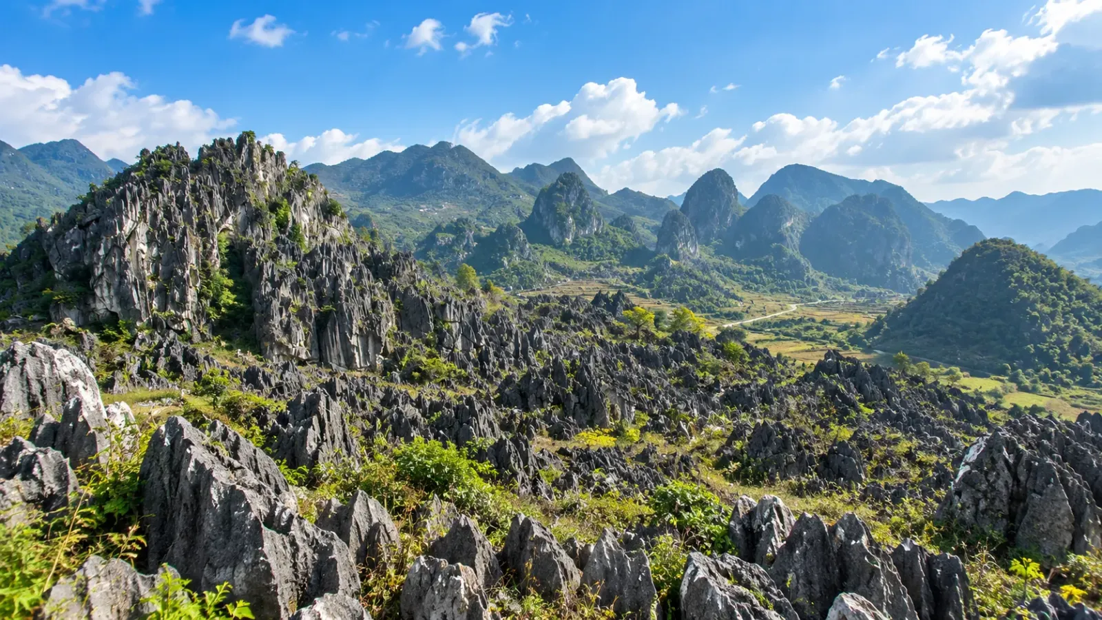 Cảnh quan núi đá vôi tại Cao nguyên đá Đồng Văn Hà Giang