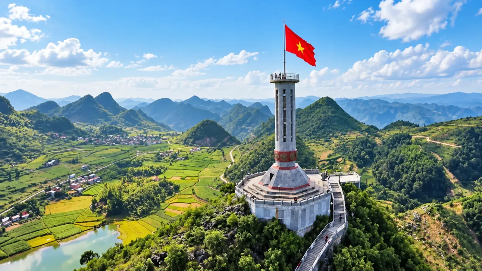 Cột cờ Quốc gia Lũng Cú trên đỉnh núi Rồng tại Hà Giang